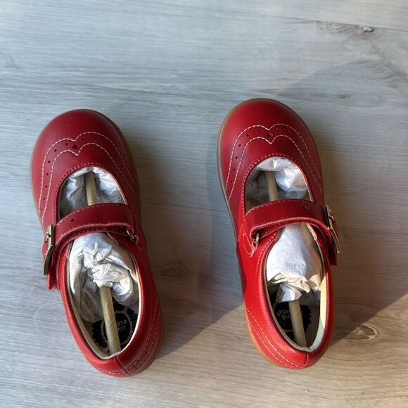 LIVIE & LUCA LIBRA Mary Jane SHOES
Red Kids size 11 NWT in box - Picture 12 of 12